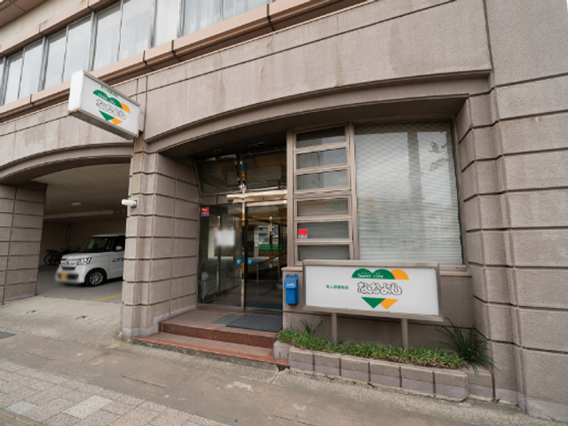 落ち着いた雰囲気の建物外観 外観   落ち着いた印象のエントランスです。清潔感があり、安心して施設へ足を踏み入れられます。