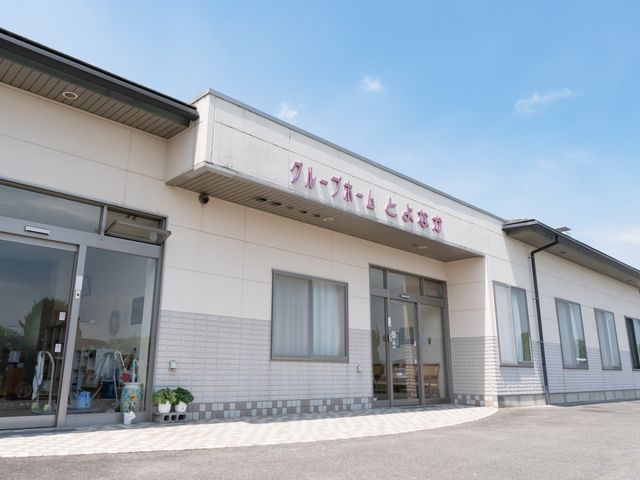 明るい外観の施設エントランス 外観 入口は自動ドアで、バリアフリー設計が施されたエントランスです。明るく清潔感のあるフロントで皆様をお迎えします。