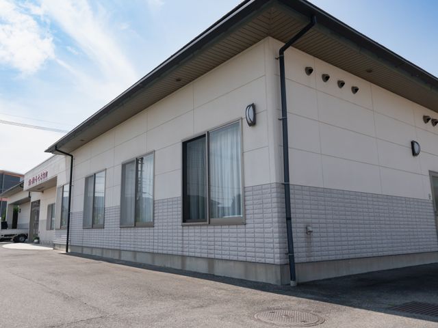 清潔感のある建物外観 外観 ゆとりのある建物は明るい日差しを感じるデザインで、あたたかい印象を受けます。快適な勤務環境を望む方にも適しています。