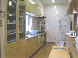 明るいキッチンの様子