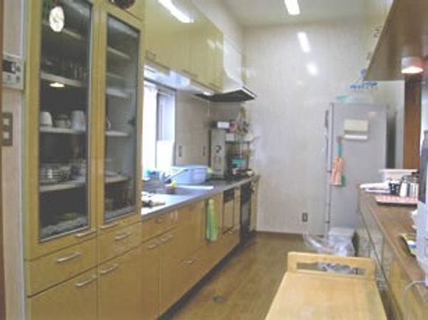 明るいキッチンの様子