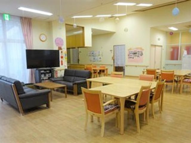 共有スペースの様子 共有スペース ゆったりとしたソファーやテーブルが配されたラウンジです。くつろぎながら、コミュニケーションも楽しめる空間となっております。