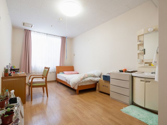 居心地の良い居室空間 居室 ゆったりとした居室には、必要な家具や設備が整っており、快適な生活空間をご提供しています。個々の趣味や嗜好に合わせたアレンジも可能です。