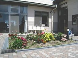 花壇と椅子のあるエントランス