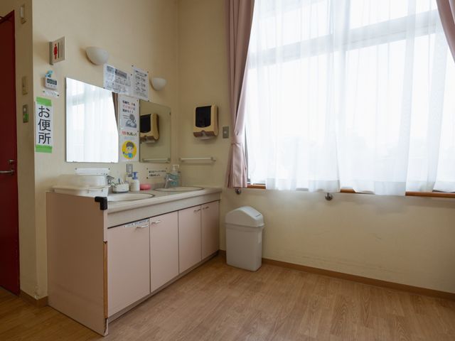 居室の洗面台コーナー 洗面台 清潔感のある洗面スペースが完備されており、日々の身だしなみに必要な設備が整っています。明るい光が差し込む窓辺で、気持ちよくお過ごしいただけることでしょう。