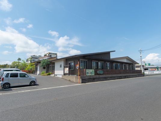 広々とした施設の外観