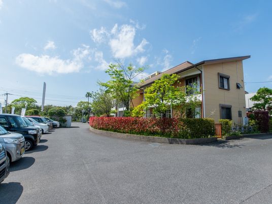 緑豊かな建物外観