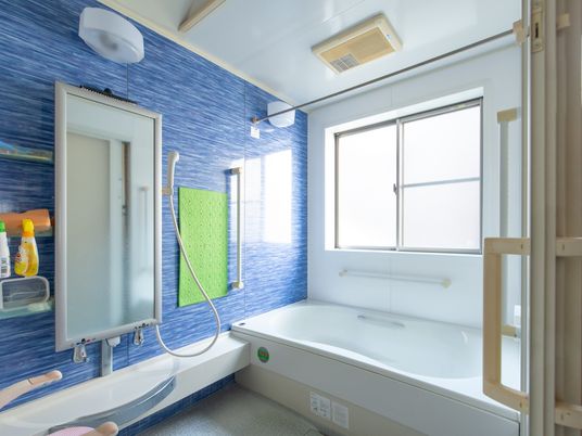 バリアフリーの明るい浴室