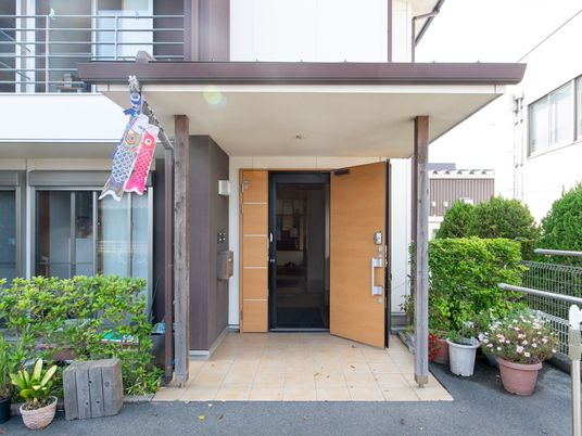 エントランスと鯉のぼり