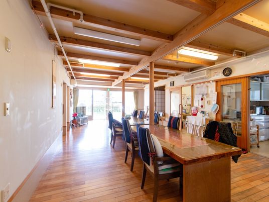 暖かみのある広々とした食堂