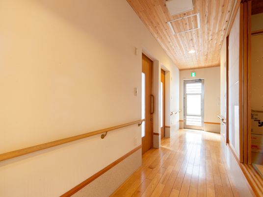 廊下の手すり付き通路