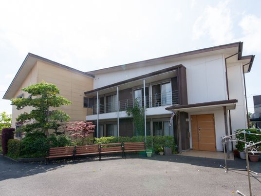 施設の外観と緑