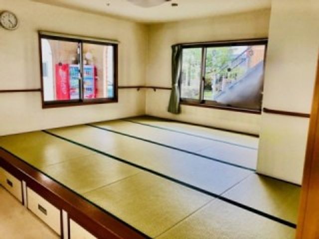 窓の多い和室 和室 自然光が差し込む、ゆったりとした和室です。くつろぎながら充実した時間を過ごせます。