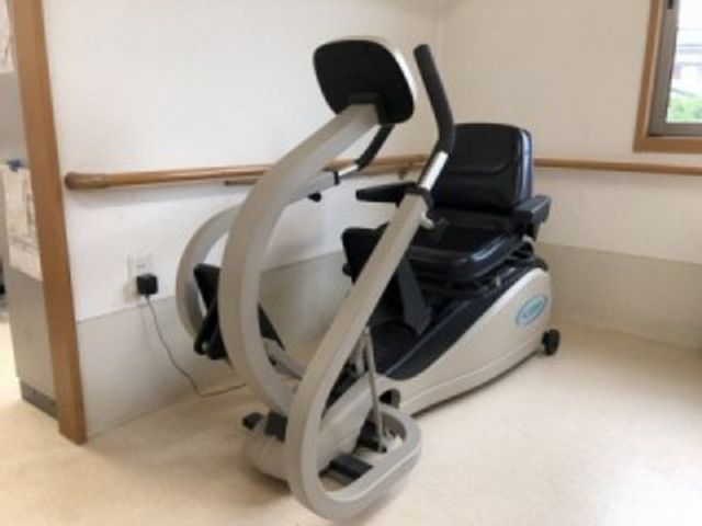 運動用機器が置かれた室内 機能訓練室 明るい室内に設置された運動用機器で、身体を動かすサポートが充実しています。