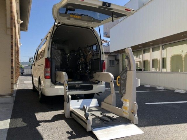車椅子用リフト付き車輌 外観 車椅子での移動をサポートするリフト付きの車輌です。施設へのアクセスが快適になります。