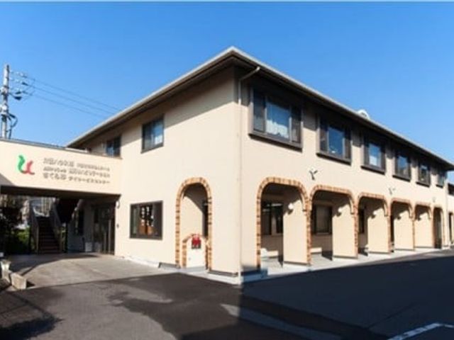 広々とした建物の外観 外観 明るい空の下に広がる建物です。穏やかな雰囲気が感じられ、就業環境にも適しています。
