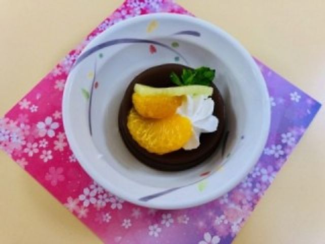 デザートの盛り付け 料理 季節の果物を添えた、美しく盛り付けられたデザートです。色鮮やかなお皿が華を添えます。