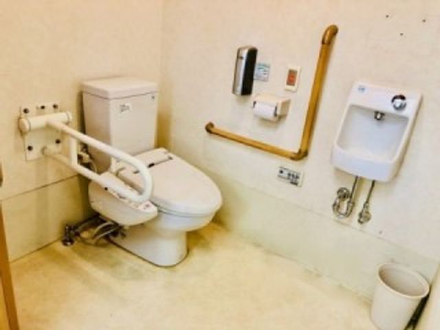 安全設計のトイレ トイレ 安全性を考慮した手すり付きの空間です。介助が必要な時にも安心して利用できます。