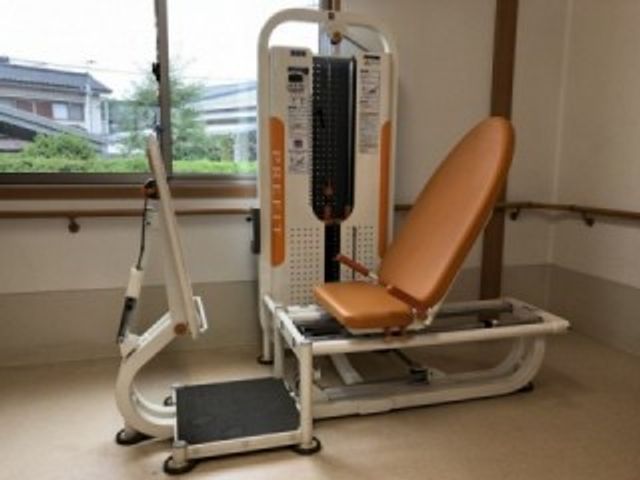 機能訓練室の設備 機能訓練室 自然光が差し込む機能訓練室で、最新のトレーニングマシンが利用できます。