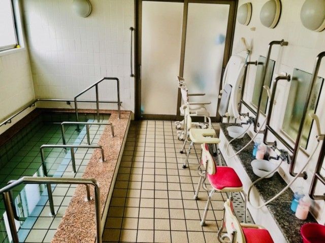 手すり付きの浴室 浴室 手すり付きで安全に配慮された浴槽があります。使いやすい洗面スペースも備わっています。
