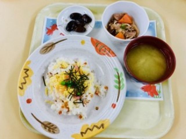 食事の例 食堂 栄養バランスの良い食事が提供されており、日々の健康管理に役立ちます。