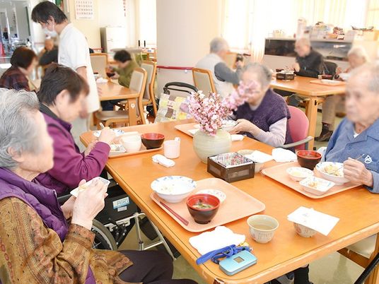 食事を楽しむ居室