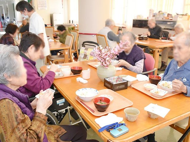 食事を楽しむ居室 居室 食事を楽しむ明るい空間。スタッフの方々もサポートしており、安心して働ける雰囲気です。