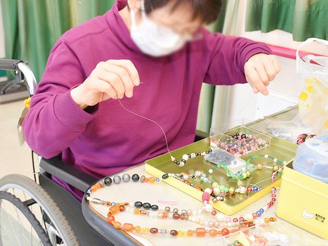手作り体験の部屋 多目的室 多目的室で手作り体験を行えます。自由な創作を通じて、利用者の個性を輝かせます。