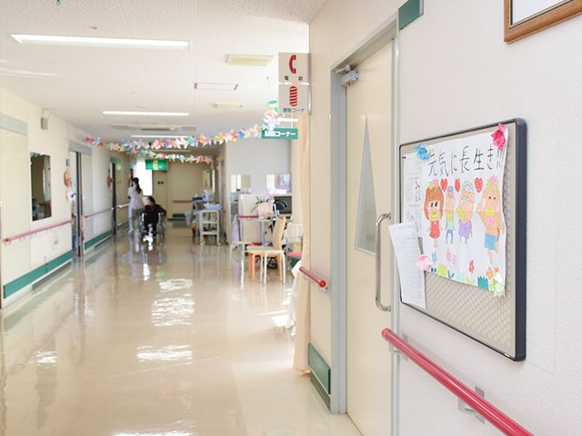 人の気配ある廊下 廊下 柔らかな照明が灯る廊下は、移動しやすい設計で快適さを重視しています。案内表示も見やすく配置されています。