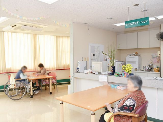 明るい空間の共有スペース ラウンジ 広く開放的な共有スペースで、自然光が差し込むため、快適に過ごせます。リラックス可能な場です。