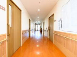 明るく広々とした廊下