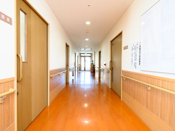 明るく広々とした廊下