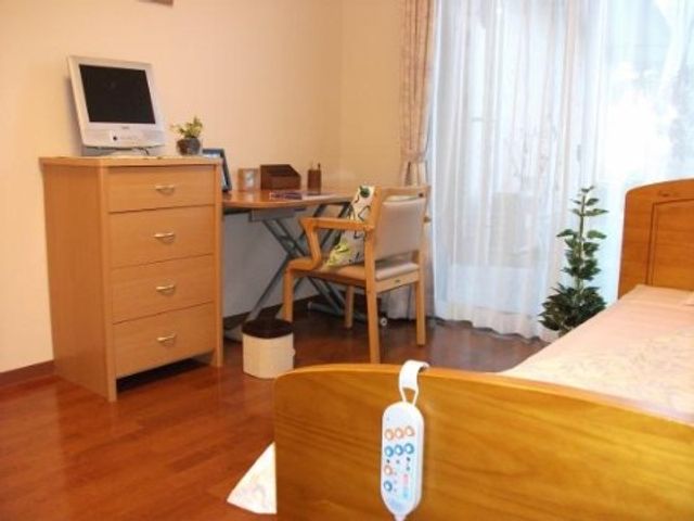 居室内のデスクとベッド