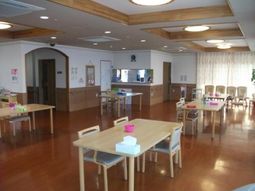広々とした明るい食堂