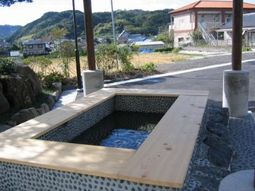 屋外の足湯スペース