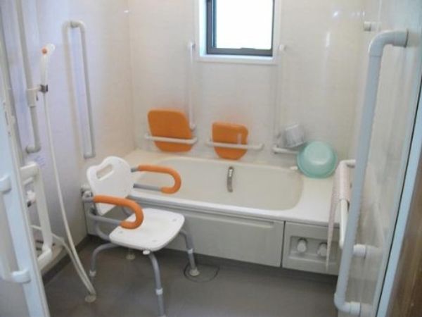 バリアフリーな浴室設備