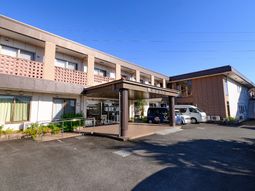 明るい施設のエントランス