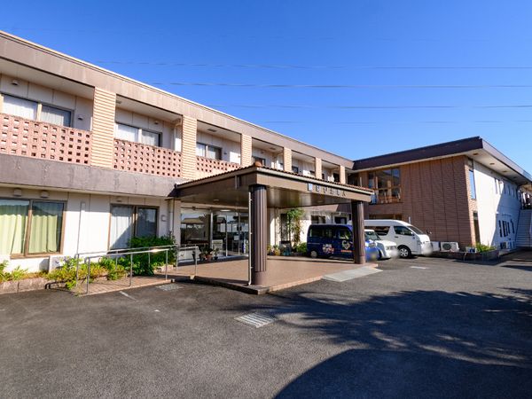 明るい施設のエントランス