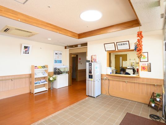 明るい受付と安全装備