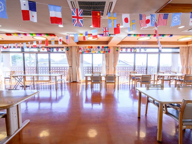 多国籍旗飾りのある食堂