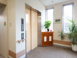 明るいエレベーターホール
