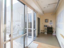 明るい廊下と掲示物