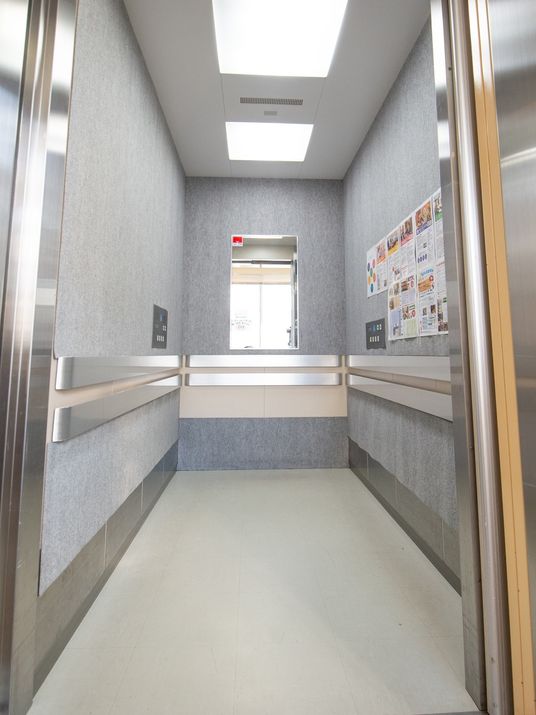 清潔なエレベーター内部