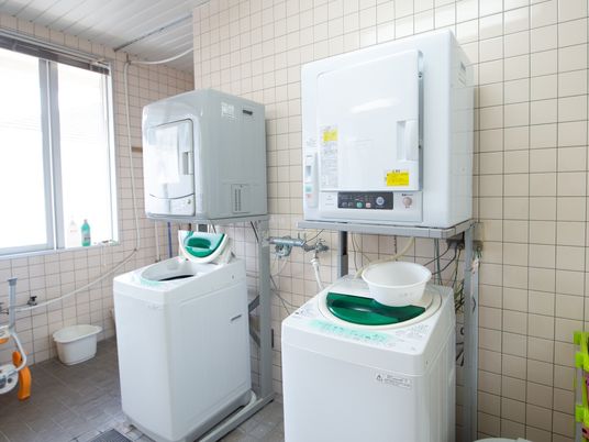 清潔な洗濯設備の空間