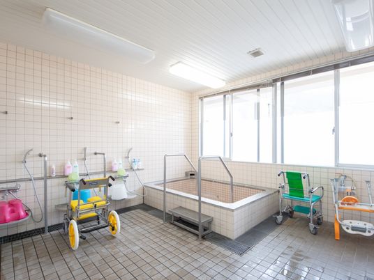 明るい清潔な浴室