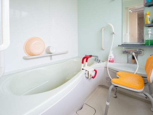 バリアフリー設計の浴室