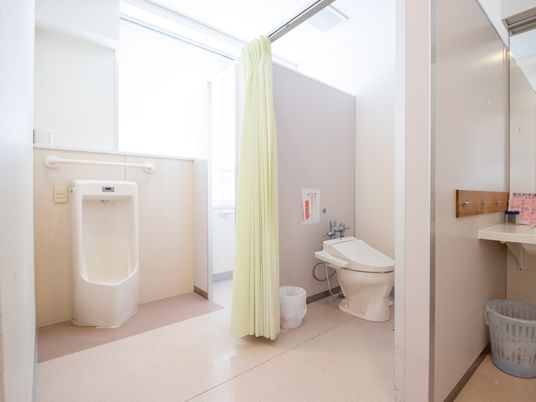 明るい清潔なトイレ空間