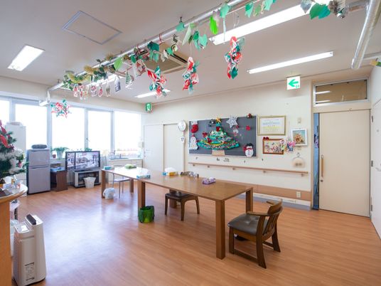 明るい日中の多目的室