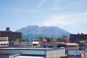 雄大な自然と市街地の風景