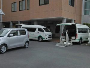 送迎車が並ぶ場所